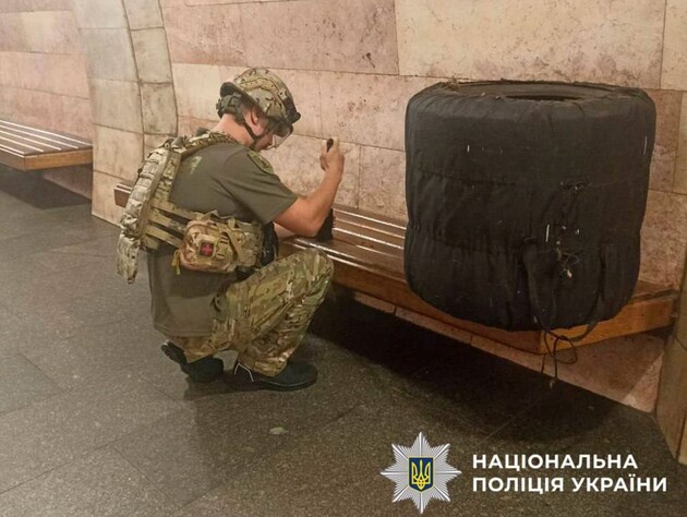 В Киеве закрыли станцию метро из-за подозрительного предмета. Взрывотехники сказали, что это насос. Фото