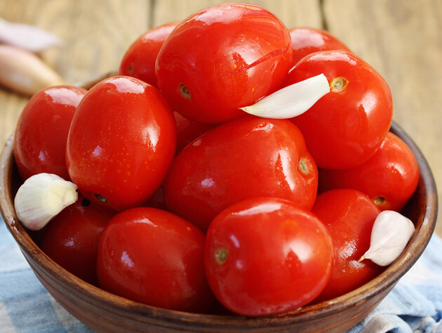 Зробіть цей простий маринад – і консервовані помідори вийдуть із м'якою шкіркою. Швидкий рецепт