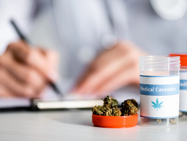 Минздрав разрешил аптекам делать больше лекарств из каннабиса. Эксперт назвал проблему