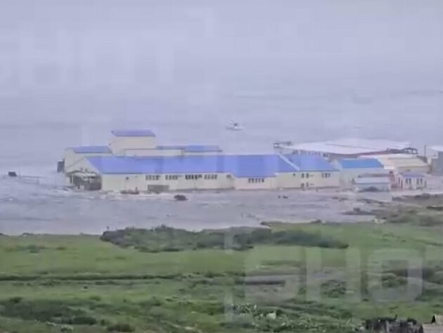 В России землетрясение магнитудой 8,7 повлекло за собой цунами. Северо-Курильск частично затоплен. Видео