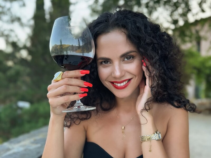 Каменских в шортах станцевала рядом со своей 70-летней мамой. Видео