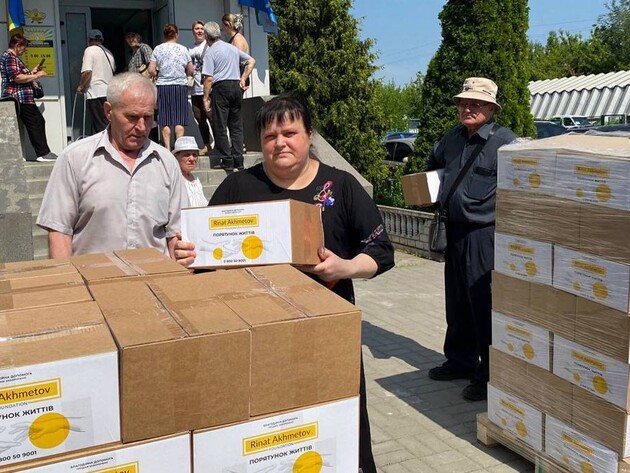 У Дніпрі переселенці з Курахівської громади отримують допомогу від Фонду Ріната Ахметова