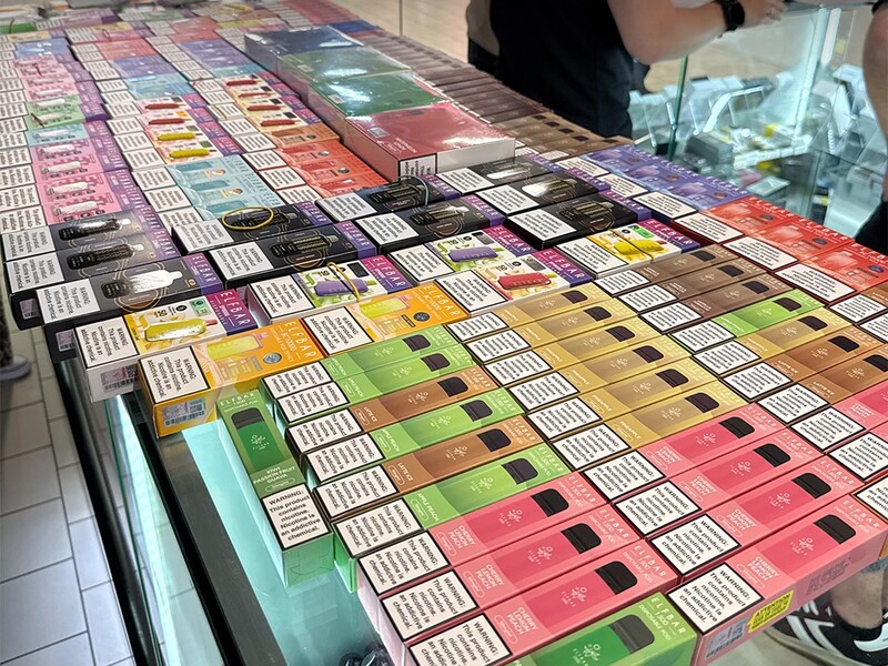 Нардепи пропонують повністю заборонити електронні сигарети в Україні