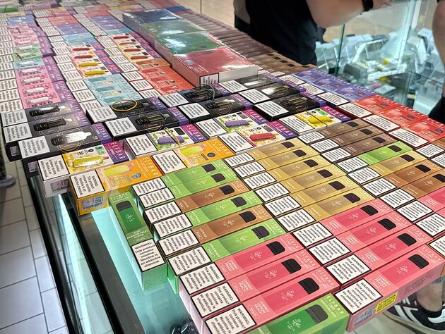 Нардепи пропонують повністю заборонити електронні сигарети в Україні