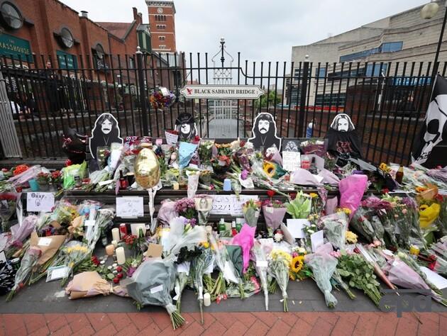 Свист, шум и танцевальная музыка. Как прошло прощание с Осборном. Фото и видео