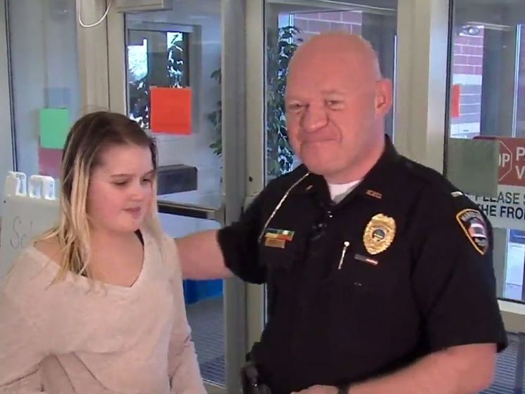 В США полицейский помог девочке с домашним заданием