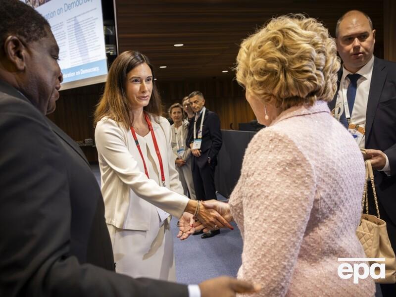 "Позор Европы". Президент Национального совета Швейцарии пожала руку Матвиенко, в сети отреагировали