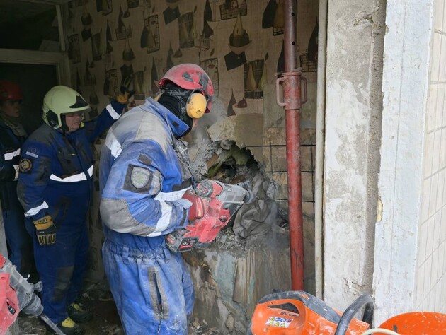 У Києві рятувальники дістали чоловіка з-під завалів. Для цього вони пробивали стіну й робили тунель. Фото