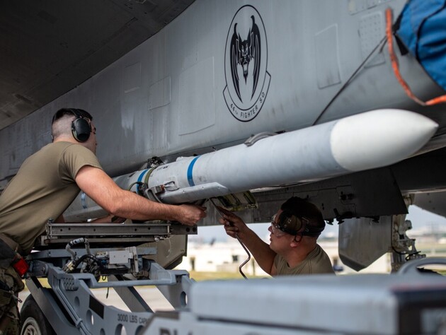 Пентагон замовив велику партію ракет AMRAAM для низки країн. Чи є серед них Україна