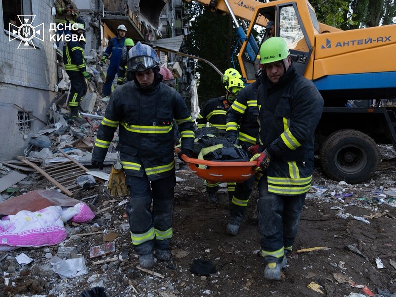 Рятувальники всю ніч діставали тіла з-під завалів у Києві. Жертв майже удвічі більше. Фото