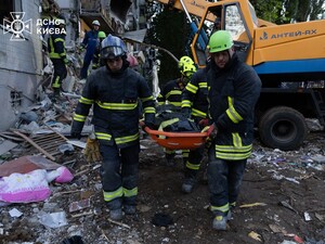 Спасатели всю ночь доставали тела из-под завалов в Киеве. Жертв почти вдвое больше. Фото