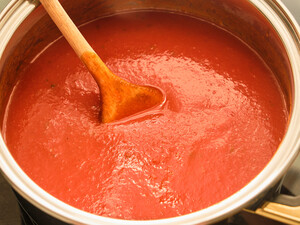 Просто сделайте это с помидорами – и получите вкуснейший томатный соус на зиму. Лучший рецепт