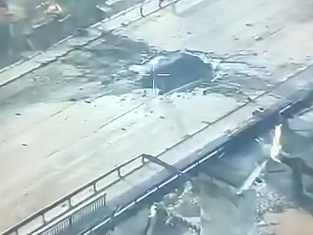 Россияне ударили авиабомбами по мосту в Херсоне. Видео