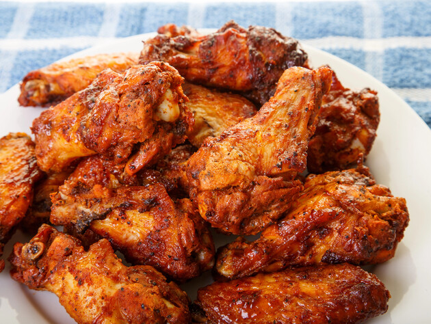 Зробіть такий соус – і курячі крильця вийдуть надзвичайно смачними й соковитими. Найшвидший рецепт