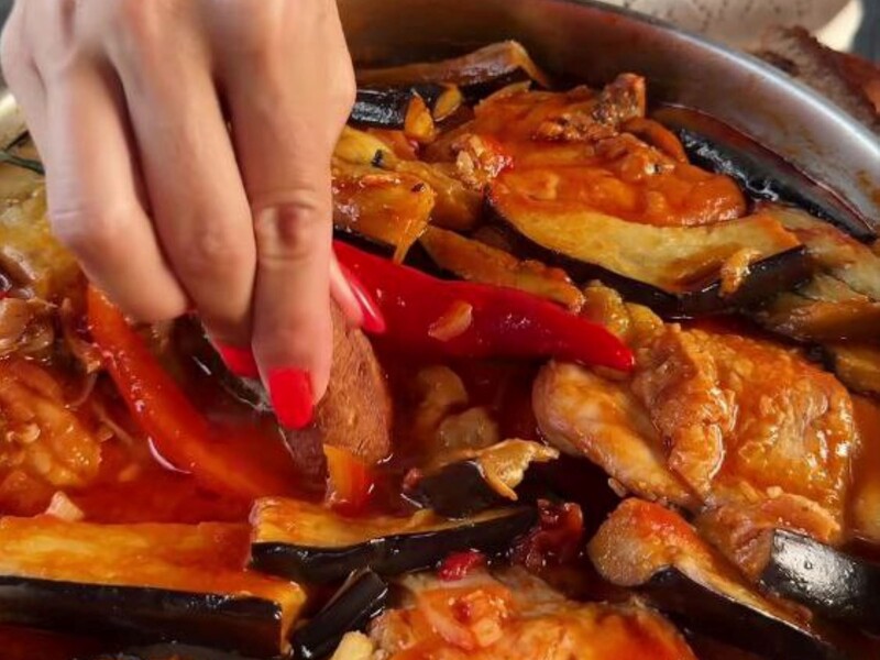 Зробите цю страву один раз – і готуватимете її постійно. Найсмачніша курка з баклажанами в соусі