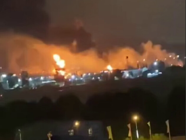 У Сочі горить нафтобаза біля аеропорту. Пасажирів, які чекали на рейси, евакуювали у сховище без води