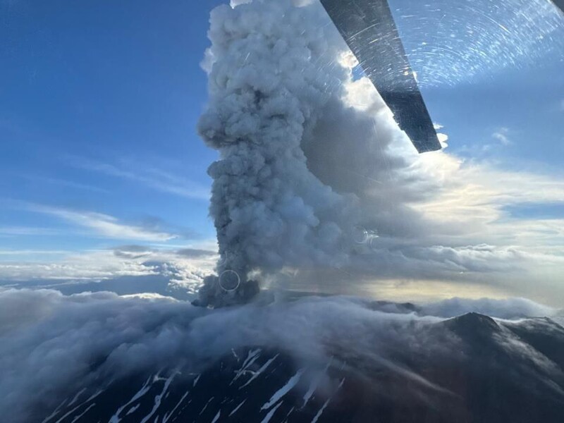 На Камчатці вивергається вулкан уперше за 600 років. Фото, відео
