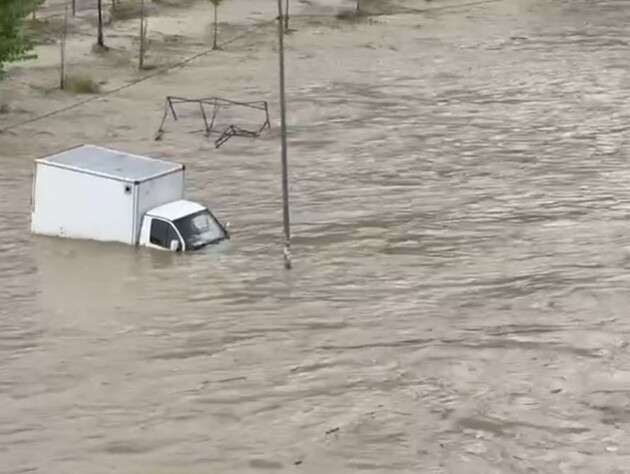 У Росії вирує негода: змило мости, автобус із пасажирами, десятки будинків підтоплено