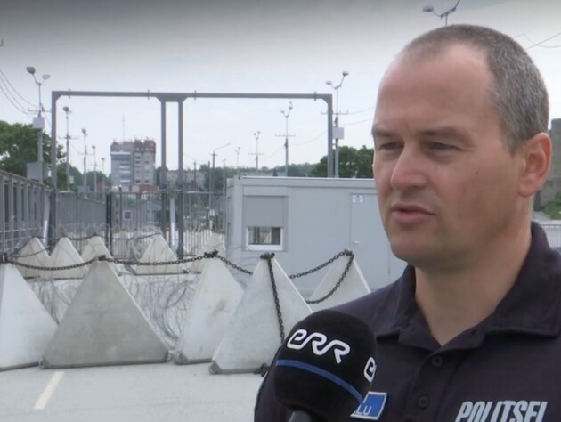 В Эстонии поставили массивные ворота и барьеры на мосту, который ведет в Россию