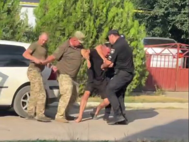 В соцсетях распространяют видео задержания мужчины военкоматом в Одесской области. В ТЦК объяснили