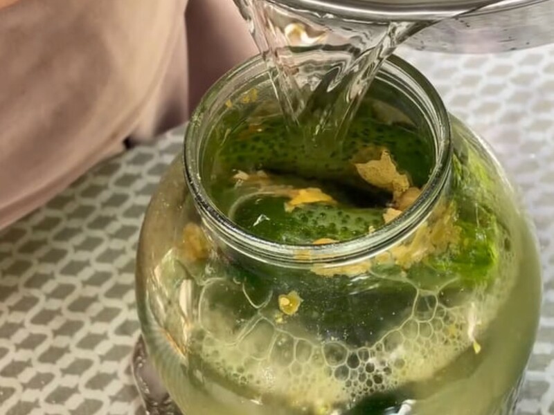 Добавьте этот порошок в банку – и сразу ставьте огурцы в погреб. Рецепт консервации под капроновой крышкой