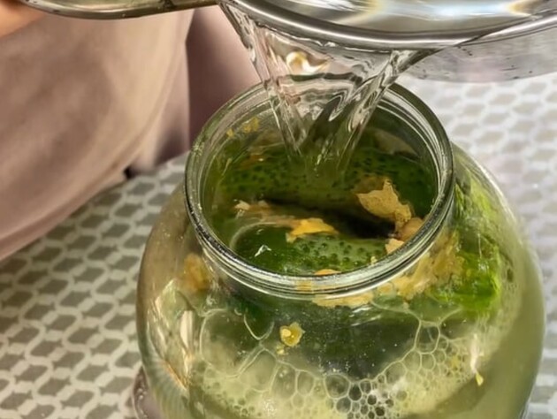 Добавьте этот порошок в банку – и сразу ставьте огурцы в погреб. Рецепт консервации под капроновой крышкой