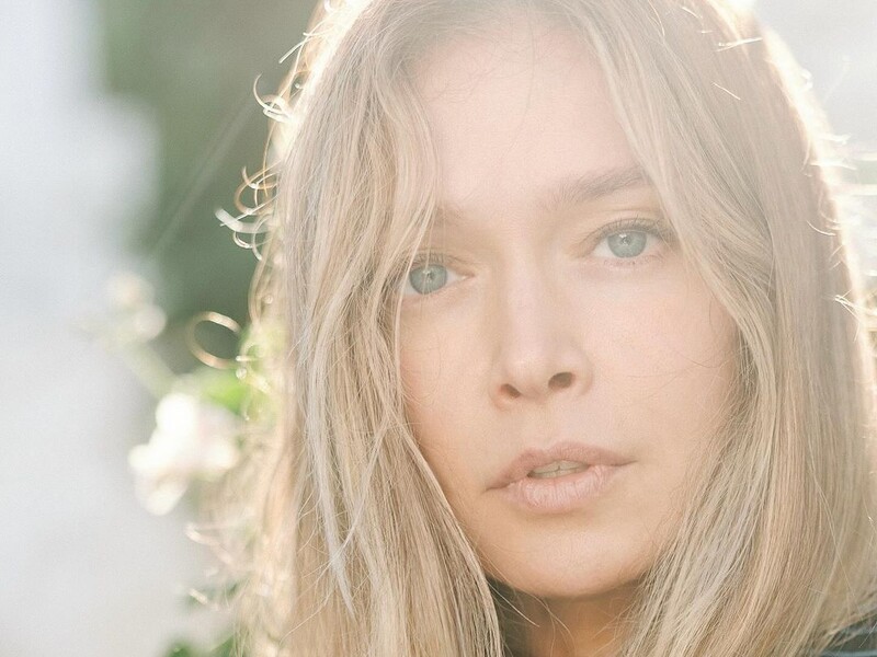 43-летняя Брежнева снялась без бюстгальтера. Певица засветила бюст с бокового ракурса