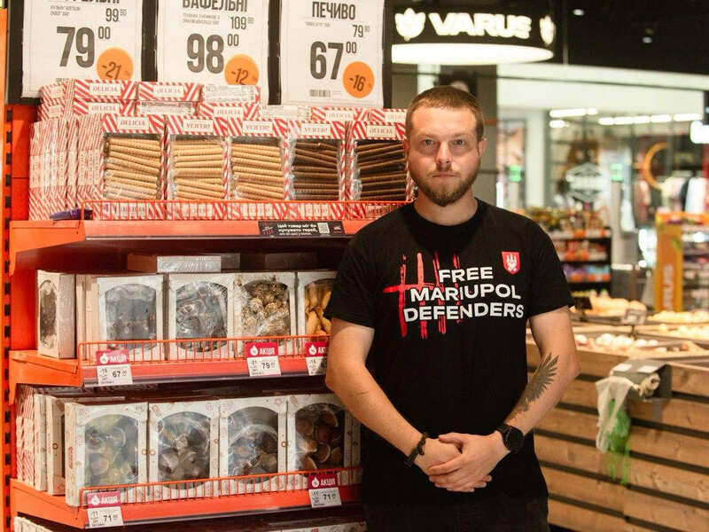 "Цей товар міг би купувати герой". "Серце Азовсталі" веде кампанію Still in Captivity за звільнення полонених 