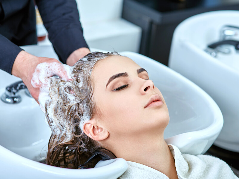 Что будет, если не мыть голову 30 дней. Эксперт рассказала о страшных последствиях