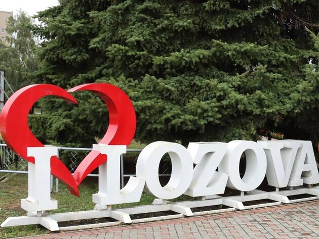 Ночью РФ массированно обстреляла город в Харьковской области, ранены дети, изменилось железнодорожное движение