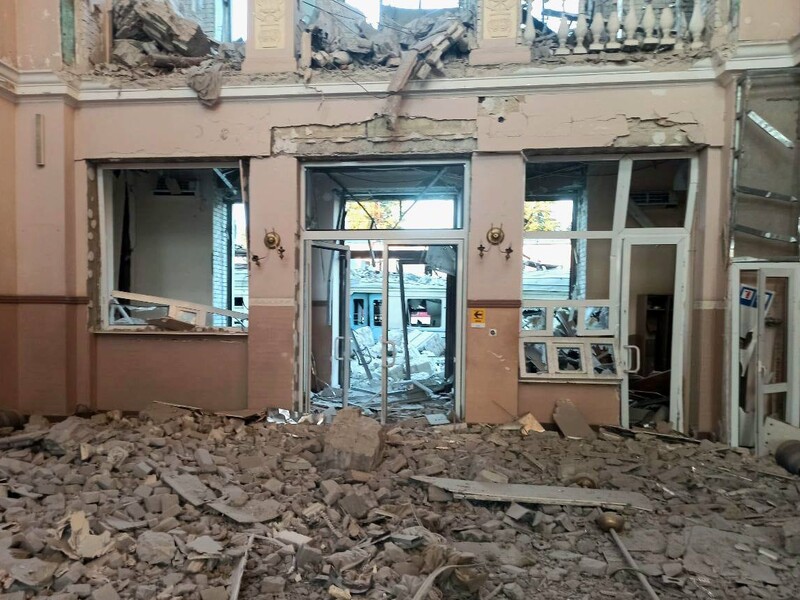 Самая массированная атака. В Лозовой погиб железнодорожник, удару подвергся вокзал. Видео