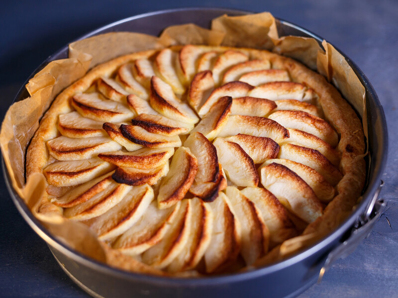 Четыре секрета вкусной шарлотки. Эксперт назвал сорт яблок, который идеально подходит для десерта