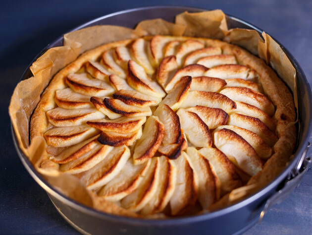 Четыре секрета вкусной шарлотки. Эксперт назвал сорт яблок, который идеально подходит для десерта