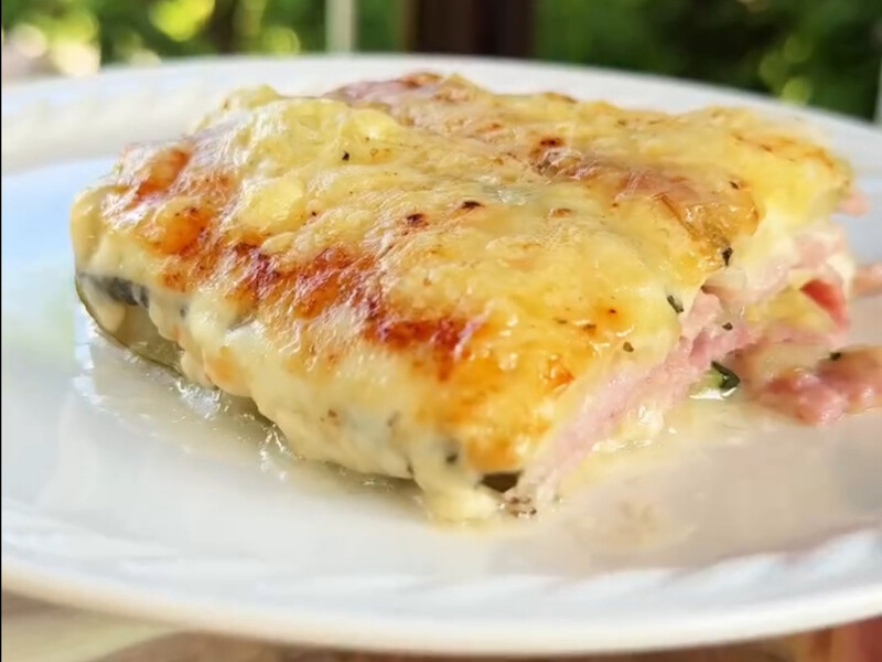 Слои нежного кабачка, сочная ветчина и тягучий сыр. Летняя лазанья без соуса и теста
