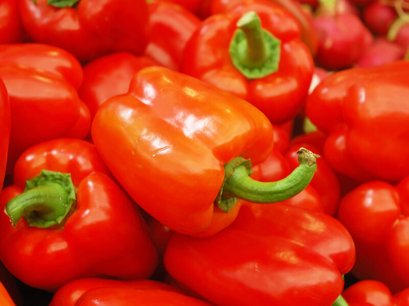 Опытные огородники назвали удобрение, которым нужно подкормить перец для продолжения плодоношения