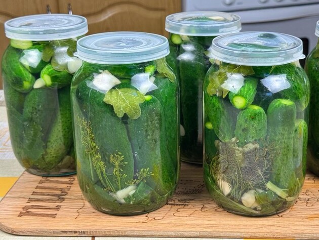Додайте це в кожну банку – і огірки простоять до зими. Перевірений рецепт без оцту, аспірину й цукру