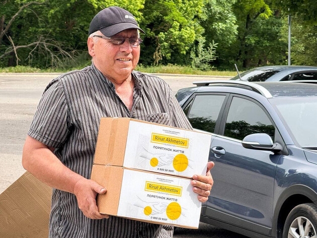 Переселенцы из Кураховской общины в Днепре получили помощь от Фонда Рината Ахметова