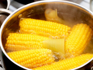 Добавьте это в воду – и вареная кукуруза станет намного вкуснее и ароматнее. Секреты приготовления