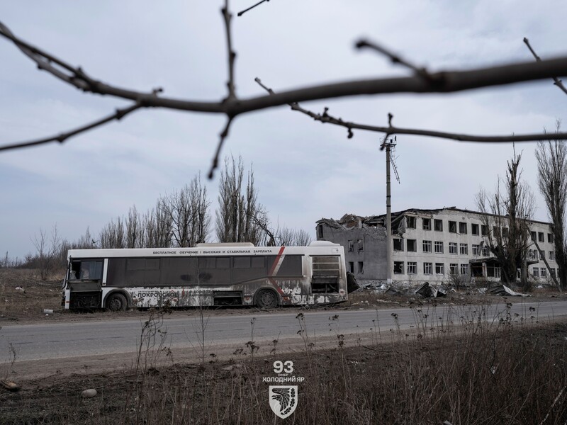 "Заїжджаємо тільки з військовими". У Покровськ уже неможливо доправити гуманітарну допомогу, заявили в ОВА