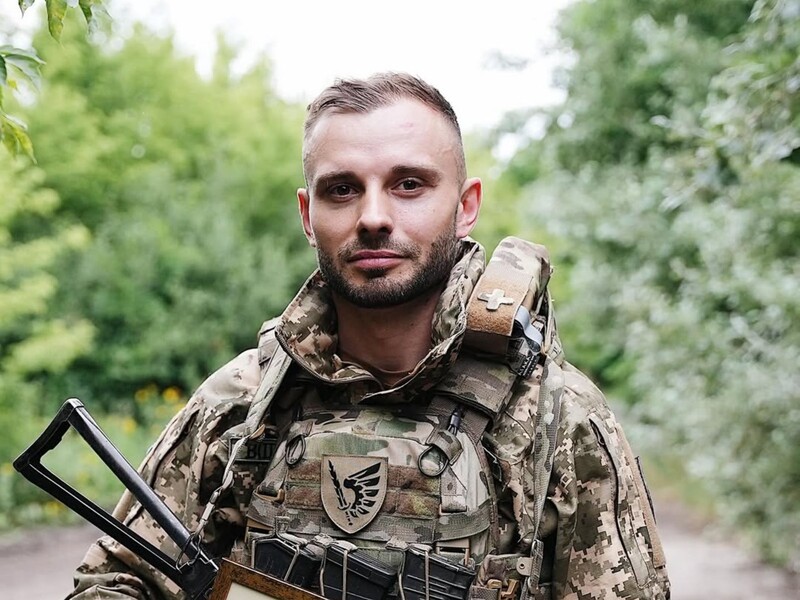Відомий український ведучий, який півтора року прослужив у десантних військах, повернувся в Київ