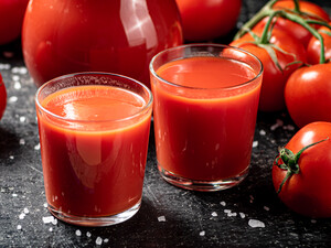 Просто зробіть так – і томатний сік на зиму вийде смачнішим, аніж у магазині. Швидкий рецепт