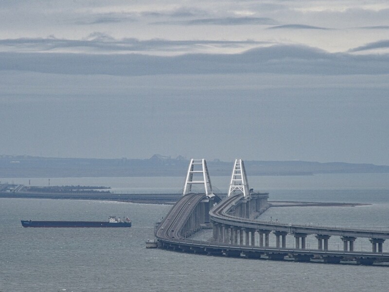 "Хай куди приїдемо – скрізь обстріл". У Криму були гучні вибухи, на мосту зібралися тисячі автомобілів