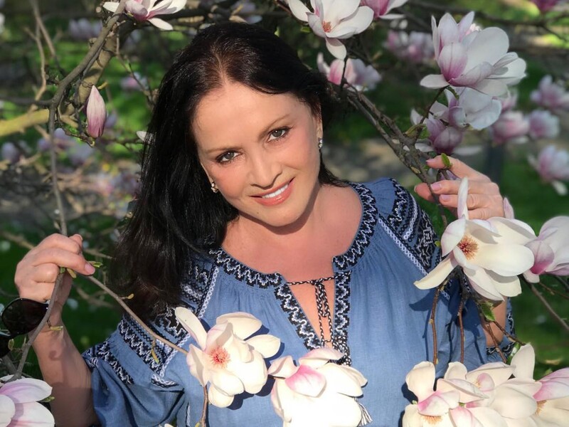 78-летняя Ротару в компании известного дизайнера засветилась в центре Киева. В кадр попала реакция людей 