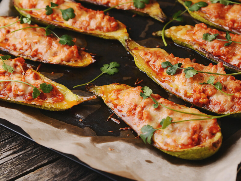 Нафаршируйте кабачки этой простой начинкой – и они получатся невероятно сочными и вкусными