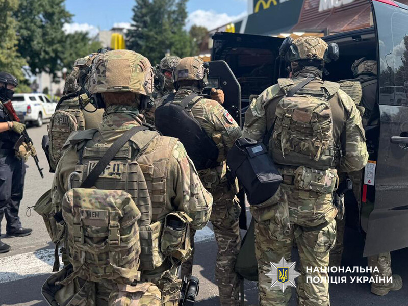 Стрілянина в черкаському McDonald's. Правоохоронці затримали підозрюваного, він сам себе поранив