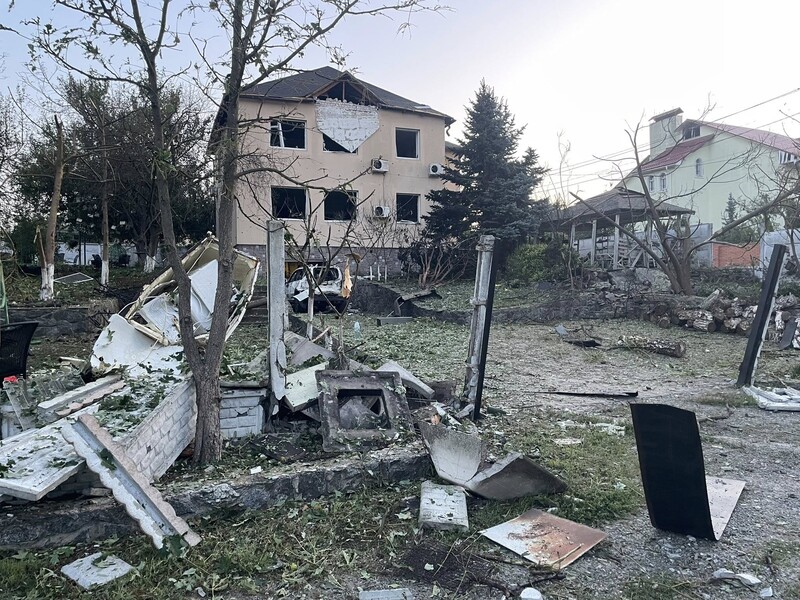 Дроны во время ночной атаки на Украину разрушили дом бывшего ресторатора и уничтожили ее машину. Фото