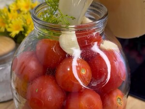 Додайте цей порошок у воду – і вийдуть божественні квашені помідори на зиму. Рецепт розсолу
