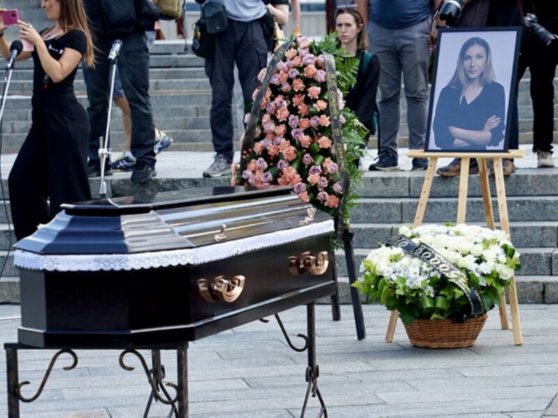 Человек, который не знал слова "нет". В Киеве попрощались с замученной журналисткой Рощиной, ее похоронят на Байковом