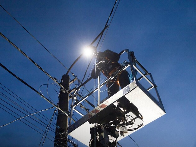 Енергетики заживили домівки 170 тис. сімей, які були без світла через негоду – ДТЕК