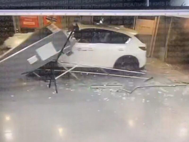 В Киеве машина влетела в ТЦ Ocean Plaza. Видео